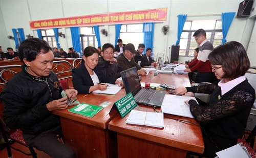 Giao dịch giải ngân vốn vay tại điểm giao dịch xã Đồng Thịnh, huyện Định Hóa. Ảnh: Trần Việt - TTXVN