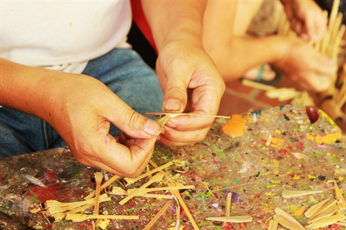 Hàng trăm con chuồn chuồn tre đã xuất hiện từ đôi bàn tay này.