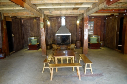 Nhà sàn này vốn là nhà văn hóa của bà con dân tộc thiểu số tại Mèo Vạc nên vào các ngày lễ, các hoạt động văn hóa vẫn diễn ra tại đây. Nhà sàn với tầng 1 là nơi ăn uống, trưng bày các sản vật của dân tộc Lô Lô và tầng hai là điểm ngủ nghỉ được chia cách bằng các rèm vải vừa lịch sự vừa kín đáo. Đằng trước là sân rất rộng. Sau khu nhà là bếp ăn và khu vệ sinh. Căn nhà sau khi sửa thêm nhiều bàn ghế và các vật dụng cần thiết. Tầng 1 trưng bày hai chiếc trống đồng cổ của dân tộc Lô Lô Bạn có thể ngồi uống cà phê ngắm cảnh trước hiên nhà. Hay thư giãn trong không gian thơm hương hoa hồng trên bờ rào đá lãng mạn. Các vị khách đến đây rất thích dùng cà phê ngoài sân và những buổi tiệc nướng BBQ ngắm trăng thanh. Bạn chỉ phải trả khoảng 100 nghìn đồng cho một chỗ ngủ, tắm giặt vệ sinh trong một ngày đêm. Tất cả đệm gối đều được làm đúng với hoa văn họa tiết của người Lô Lô. Từ Mèo Vạc sang Đồng Văn hay đi Lũng Phìn đều tiện đường Căn phòng nhỏ ngay tầng một. Nhà sàn này vốn là nhà văn hóa của bà con dân tộc thiểu số tại Mèo Vạc nên vào các ngày lễ, các hoạt động văn hóa vẫn diễn ra tại đây. Nhà sàn với tầng 1 là nơi ăn uống, trưng bày các sản vật của dân tộc Lô Lô và tầng hai là điểm ngủ nghỉ được chia cách bằng các rèm vải vừa lịch sự vừa kín đáo. Đằng trước là sân rất rộng. Sau khu nhà là bếp ăn và khu vệ sinh. Căn nhà sau khi sửa thêm nhiều bàn ghế và các vật dụng cần thiết. Tầng 1 trưng bày hai chiếc trống đồng cổ của dân tộc Lô Lô Bạn có thể ngồi uống cà phê ngắm cảnh trước hiên nhà. Hay thư giãn trong không gian thơm hương hoa hồng trên bờ rào đá lãng mạn. Các vị khách đến đây rất thích dùng cà phê ngoài sân và những buổi tiệc nướng BBQ ngắm trăng thanh. Bạn chỉ phải trả khoảng 100 nghìn đồng cho một chỗ ngủ, tắm giặt vệ sinh trong một ngày đêm. Tất cả đệm gối đều được làm đúng với hoa văn họa tiết của người Lô Lô. Từ Mèo Vạc sang Đồng Văn hay đi Lũng Phìn đều tiện đường Căn phòng nhỏ ngay tầng một.