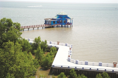 Nhiều tuyến đường giao thông, nhiều công trình văn hóa, nhà hàng... nhờ có kè chắn sóng đã được bảo vệ an toàn