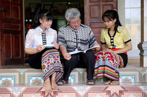 Ông Sầm Văn Bình truyền dạy chữ Thái cho thế hệ trẻ. Ảnh: Bích Huệ Ông Sầm Văn Bình truyền dạy chữ Thái cho thế hệ trẻ. Ảnh: Bích Huệ