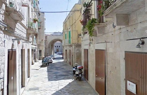 1. Đường phố ở thị trấn Spello Spello là một thị trấn nhỏ dễ thương với các kiến trúc thời Trung cổ và Phục hưng. Những hẻm nhỏ lát đá sỏi hoặc những cây cầu bằng đá nhỏ. 2. Galuppi, Burano, Ý Burano là một hòn đảo nhỏ nằm trong đầm phá Venice, nơi nổi tiếng với những ngôi nhà đủ màu sắc! 3. Corso Santa Anastasia, Verona, Ý Trong mỗi thị trấn lớn nhỏ, bạn có thể tìm thấy những con đường có bán đủ thứ và làm bạn kinh ngạc bởi kiến trúc quá đẹp của chúng. 4. Dolceacqua, Liguria. Con đường ở Dolceacqua này là một ví dụ điển hình của đường phố Ý, vì nó có sự pha trộn hoàn hảo các chi tiết mộc mạc. 5. Amalfi, Campania Amalfi là một điểm đến rất phổ biến, đặc biệt vào mùa hè nhờ có bờ biển dài và những con đường cực kỳ đẹp. 6. Đường Monte Pertica ở Alberobello, tỉnh Bari Đường Monte Pertica không có gì ngoài sự thôi miên, mọi thứ đều khiến bạn không thể rời mắt được. 7. Sorno, Tuscany Sorno sẽ là một con đường nữa ở Ý được trang trí bằng hoa và chậu hoa. Chúng sẽ làm bạn phải mỉm cười thích thú. 8. Molfetta, Puglia Con đường ở Molfetta là sự kết hợp giữa hiện đại và mộc mạc làm say đắm bất kỳ du khách nào. 9. Caruggi, Liguria Đường phố ở Caruggi ẩn rất nhiều cầu thang thách thức bất kỳ du khách nào. Dù vậy dừng lo lắng vì có rất nhiều quán cà phê để bạn dừng chân khi cần. 10. Bassiano, Lazio Bassiano là một khu phố nhỏ với những bức tường đá tạo cảm giác mát rượi. 1. Đường phố ở thị trấn Spello Spello là một thị trấn nhỏ dễ thương với các kiến trúc thời Trung cổ và Phục hưng. Những hẻm nhỏ lát đá sỏi hoặc những cây cầu bằng đá nhỏ. 2. Galuppi, Burano, Ý Burano là một hòn đảo nhỏ nằm trong đầm phá Venice, nơi nổi tiếng với những ngôi nhà đủ màu sắc! 3. Corso Santa Anastasia, Verona, Ý Trong mỗi thị trấn lớn nhỏ, bạn có thể tìm thấy những con đường có bán đủ thứ và làm bạn kinh ngạc bởi kiến trúc quá đẹp của chúng. 4. Dolceacqua, Liguria. Con đường ở Dolceacqua này là một ví dụ điển hình của đường phố Ý, vì nó có sự pha trộn hoàn hảo các chi tiết mộc mạc. 5. Amalfi, Campania Amalfi là một điểm đến rất phổ biến, đặc biệt vào mùa hè nhờ có bờ biển dài và những con đường cực kỳ đẹp. 6. Đường Monte Pertica ở Alberobello, tỉnh Bari Đường Monte Pertica không có gì ngoài sự thôi miên, mọi thứ đều khiến bạn không thể rời mắt được. 7. Sorno, Tuscany Sorno sẽ là một con đường nữa ở Ý được trang trí bằng hoa và chậu hoa. Chúng sẽ làm bạn phải mỉm cười thích thú. 8. Molfetta, Puglia Con đường ở Molfetta là sự kết hợp giữa hiện đại và mộc mạc làm say đắm bất kỳ du khách nào. 9. Caruggi, Liguria Đường phố ở Caruggi ẩn rất nhiều cầu thang thách thức bất kỳ du khách nào. Dù vậy dừng lo lắng vì có rất nhiều quán cà phê để bạn dừng chân khi cần. 10. Bassiano, Lazio Bassiano là một khu phố nhỏ với những bức tường đá tạo cảm giác mát rượi.