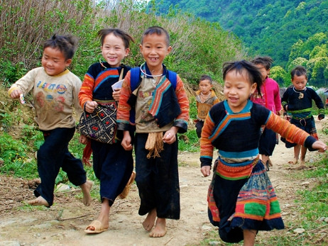 Nhanh chân tới trường (ảnh chụp ở xã Tả Xùa, Bắc Yên, Sơn La). Nhanh chân tới trường (ảnh chụp ở xã Tả Xùa, Bắc Yên, Sơn La).