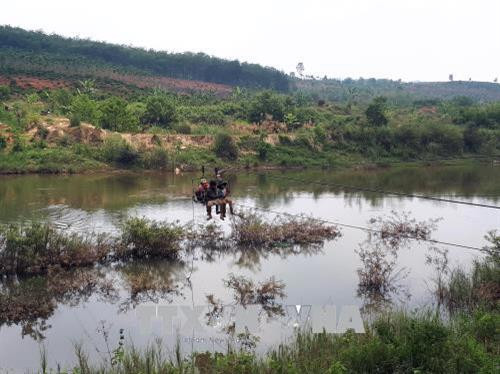 Người dân tại huyện Ngọc Hồi vượt sông bằng đu dây. Ảnh: Quang Thái - TTXVN Người dân tại huyện Ngọc Hồi vượt sông bằng đu dây. Ảnh: Quang Thái - TTXVN