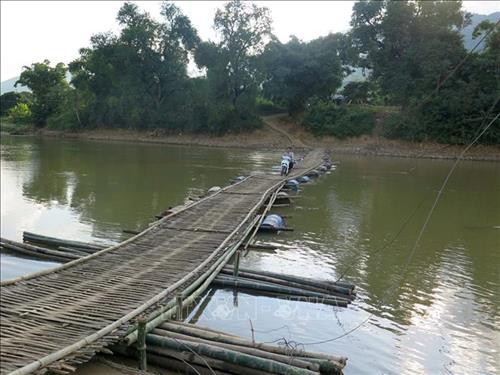 Cầu phao bắc qua dòng sông Mã. Ảnh: Hữu Quyết - TTXVN Cầu phao bắc qua dòng sông Mã. Ảnh: Hữu Quyết - TTXVN