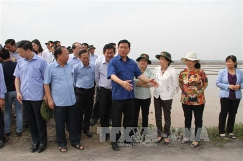 Bí thư Thành ủy Thành phố Hồ Chí Minh Đinh La Thăng đi khảo sát thực tế tại huyện Cần Giờ vào ngày 25/12/2016. Ảnh: Nguyễn Chung - TTXVN Bí thư Thành ủy Thành phố Hồ Chí Minh Đinh La Thăng đi khảo sát thực tế tại huyện Cần Giờ vào ngày 25/12/2016. Ảnh: Nguyễn Chung - TTXVN