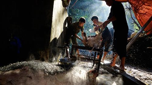 Nhà trai mổ lợn, chuẩn bị mang 100kg thịt đến nhà gái - Ảnh: Ngọc Bằng Bên nhà trai chuẩn bị cơm nước - Ảnh: Ngọc Bằng Nhà trai đưa đồ lễ gồm 6 người mang rượu thịt để nhà gái tổ chức lễ cưới mời anh em họ hàng trong làng tới dự đám cưới - Ảnh: Ngọc Bằng Phong tục té nước của nhà gái vào đoàn nhà trai với mong muốn hai vợ chồng hạnh phúc - Ảnh: Ngọc Bằng Nhà trai bàn giao rượu và thịt lợn cho nhà gái - Ảnh: Ngọc Bằng Ngày thứ hai, đoàn nhà trai mang lễ vật đến và dự cưới bên nhà gái - Ảnh: Ngọc Bằng Đoàn nhà gái té nước làm lễ cho nhà trai - Ảnh: Ngọc Bằng Họ hàng ăn uống vui vẻ - Ảnh: Ngọc Bằng Giao lễ vật - Ảnh: Ngọc Bằng Thầy cúng làm lễ - Ảnh: Ngọc Bằng Chuẩn bị trang phục cho cô dâu - Ảnh: Ngọc Bằng Cô dâu được bế lên ngựa để về nhà trai - Ảnh: Ngọc Bằng Chú rể quỳ làm lễ khi hai vợ chồng về nhà trai - Ảnh: Ngọc Bằng Chú rể cởi khăn bịt mặt cho cô dâu - Ảnh: Ngọc Bằng Đám cưới tổ chức tại nhà trai rất vui vẻ - Ảnh: Ngọc Bằng