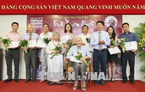 Ông Dương Trung Quốc, Phó Chủ tịch kiêm Tổng thư ký Hội Sử học Việt Nam trao Giải thưởng "Ý tưởng – Vì Tình yêu Hà Nội" cho PGS Nguyễn Văn Huy và các nhà khoa học với các đề xuất về di chỉ Vườn Chuối đã tác động tích cực, kịp thời vào công tác bảo tồn và phát huy di sản văn hóa Hà Nội. Ảnh: Dương Giang – TTXVN GS. KTS Hoàng Đạo Kính trao Giải thưởng ở hạng mục "Việc làm – Vì tình yêu Hà Nội" cho ông Quách Văn Địch, người hiến tặng hai mỏ neo cổ (theo giám định có thể niên đại từ thế kỷ XV) cho Hà Nội. Ảnh: Dương Giang – TTXVN Ông Ngô Văn Quý, Phó Chủ tịch UBND Thành phố Hà Nội trao Giải thưởng ở hạng mục "Việc làm – Vì tình yêu Hà Nội" cho UBND quận Hoàn Kiếm, Korea Foundation và UN-Habitat với Dự án “Phố bích họa Phùng Hưng”. Ảnh: Dương Giang – TTXVN Tổng Biên tập Báo Thể thao và Văn hóa Lê Xuân Thành, Trưởng Ban tổ chức trao Giải thưởng "Bùi Xuân Phái - Vì Tình Yêu Hà Nội" cho các tác giả, tác phẩm, ý tưởng. Ảnh: Dương Giang - TTXVN