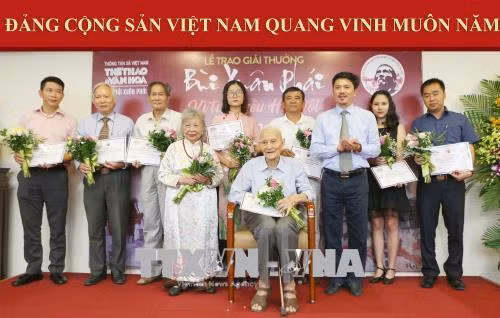 Ông Dương Trung Quốc, Phó Chủ tịch kiêm Tổng thư ký Hội Sử học Việt Nam trao Giải thưởng "Ý tưởng – Vì Tình yêu Hà Nội" cho PGS Nguyễn Văn Huy và các nhà khoa học với các đề xuất về di chỉ Vườn Chuối đã tác động tích cực, kịp thời vào công tác bảo tồn và phát huy di sản văn hóa Hà Nội. Ảnh: Dương Giang – TTXVN GS. KTS Hoàng Đạo Kính trao Giải thưởng ở hạng mục "Việc làm – Vì tình yêu Hà Nội" cho ông Quách Văn Địch, người hiến tặng hai mỏ neo cổ (theo giám định có thể niên đại từ thế kỷ XV) cho Hà Nội. Ảnh: Dương Giang – TTXVN Ông Ngô Văn Quý, Phó Chủ tịch UBND Thành phố Hà Nội trao Giải thưởng ở hạng mục "Việc làm – Vì tình yêu Hà Nội" cho UBND quận Hoàn Kiếm, Korea Foundation và UN-Habitat với Dự án “Phố bích họa Phùng Hưng”. Ảnh: Dương Giang – TTXVN Tổng Biên tập Báo Thể thao và Văn hóa Lê Xuân Thành, Trưởng Ban tổ chức trao Giải thưởng "Bùi Xuân Phái - Vì Tình Yêu Hà Nội" cho các tác giả, tác phẩm, ý tưởng. Ảnh: Dương Giang - TTXVN