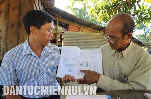 “Thầy giáo” Ya Loan hướng dẫn cho cán bộ Phòng Dân tộc huyện Đơn Dương cách phát âm tiếng Chu Ru. Ảnh: Nguyễn Dũng