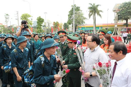 Bí thư Thành ủy Hà Nội với các tân binh nhập ngũ năm 2019. Bí thư Thành ủy Hà Nội Hoàng Trung Hải động viên các tân binh huyện Thanh Trì lên đường nhập ngũ, làm nhiệm vụ bảo vệ Tổ quốc.