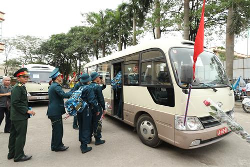Năm nay, huyện Thanh Trì có 31% tân binh tốt nghiệp các trường đại học, cao đẳng; 28/125 tân binh viết đơn nhập ngũ. Số tân binh có đơn tình nguyện được Ban Chỉ huy quân sự huyện phối hợp với Trung tâm Bồi dưỡng chính trị huyện tổ chức học và cấp Giấy chứng nhận hoàn thành chương trình bồi dưỡng kết nạp Đảng, tạo nguồn cho quân đội.