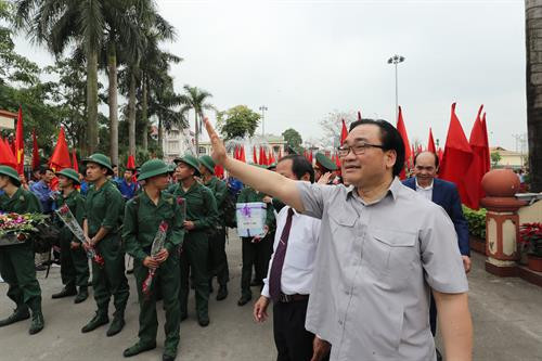 Bí thư Thành ủy Hà Nội Hoàng Trung Hải vẫy tay chào các tân binh lên đường nhận nhiệm vụ.