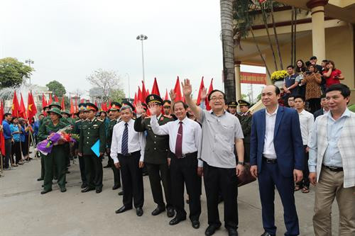 Bí thư Thành ủy Hà Nội Hoàng Trung Hải vẫy tay chào các tân binh lên đường nhận nhiệm vụ.