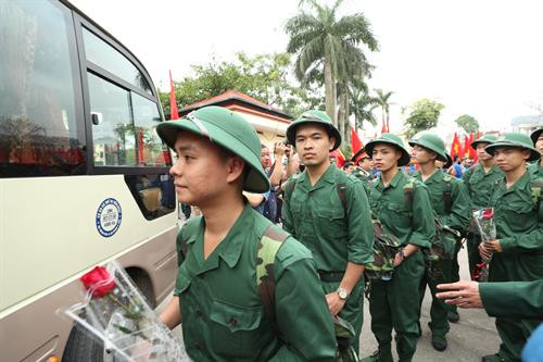 Năm nay, huyện Thanh Trì có 31% tân binh tốt nghiệp các trường đại học, cao đẳng; 28/125 tân binh viết đơn nhập ngũ. Số tân binh có đơn tình nguyện được Ban Chỉ huy quân sự huyện phối hợp với Trung tâm Bồi dưỡng chính trị huyện tổ chức học và cấp Giấy chứng nhận hoàn thành chương trình bồi dưỡng kết nạp Đảng, tạo nguồn cho quân đội.