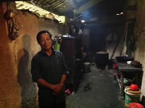 Bên trong nhà có bức tường phụ chạy song song với tường chính, sau bức tường là khu vực bếp