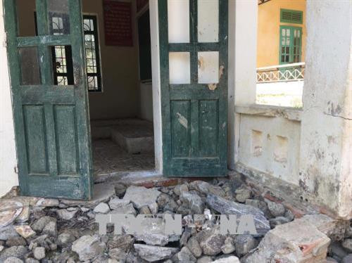 Hàng trăm mét khối đất, đá, cây gỗ lớn nhỏ nằm ngổn ngang, “bao vây” điểm trường. Ảnh: Hoa Mai – TTXVN