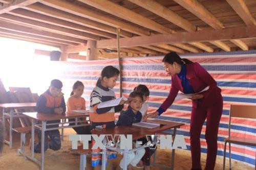 Thầy và trò điểm trường bản Ruộng, xã Bát Mọt dạy và học dưới gầm nhà sàn suốt 3 tháng nay. Ảnh: Hoa Mai – TTXVN