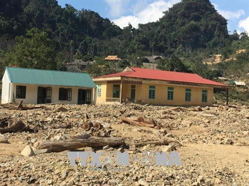 Lũ xói sâu vào chân móng của dãy phòng học khiến cho dãy nhà chênh vênh có thể đổ sập bất cứ lúc nào. Ảnh: Hoa Mai – TTXVN