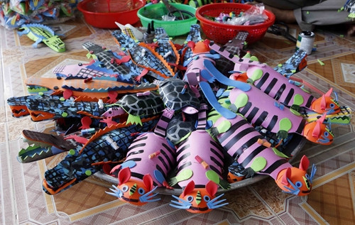 Sản phẩm đồ chơi dân gian theo hình dáng của nhiều con vật như mèo, chuột, rùa, cá sấu…của anh Út Truyền. Sản phẩm đồ chơi dân gian theo hình dáng của nhiều con vật như mèo, chuột, rùa, cá sấu…của anh Út Truyền.