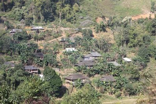 Xóm Nà Van, xã Hồng Trị, huyện Bảo Lạc có khoảng 70 nóc nhà dựa lưng vào núi. Mấy năm gần đây được sự quan tâm đầu tư của Đảng, Nhà nước, đời sống của bà con Lô Lô xóm Nà Van được cải thiện đáng kể. Người phụ nữ Lô Lô xóm Nà Van ai cũng biết se tơ, dệt vải. Trang phục truyền thống của người Lô Lô. Trang phục nam giới Lô Lô đơn giản hơn, màu đen cài khuy ngang, quần ống rộng gần giống quần áo của người Tày, Nùng. Ngày Tết, mọi người quây quần bên bếp lửa, chuẩn bị mâm cơm cúng tổ tiên. Sáng mùng 1 Tết, người đàn ông lớn tuổi trong gia đình sửa soạn bàn thờ mời tổ tiên về đón Tết cùng gia đình. Khách đến chơi nhà được người Lô Lô đón tiếp nồng hậu. Ngày Tết, mọi người khi gặp nhau đều gửi lời chúc phúc cho nhau bằng những làn điệu dân ca mượt mà, sâu lắng. Xóm Nà Van, xã Hồng Trị, huyện Bảo Lạc có khoảng 70 nóc nhà dựa lưng vào núi. Mấy năm gần đây được sự quan tâm đầu tư của Đảng, Nhà nước, đời sống của bà con Lô Lô xóm Nà Van được cải thiện đáng kể. Người phụ nữ Lô Lô xóm Nà Van ai cũng biết se tơ, dệt vải. Trang phục truyền thống của người Lô Lô. Trang phục nam giới Lô Lô đơn giản hơn, màu đen cài khuy ngang, quần ống rộng gần giống quần áo của người Tày, Nùng. Ngày Tết, mọi người quây quần bên bếp lửa, chuẩn bị mâm cơm cúng tổ tiên. Sáng mùng 1 Tết, người đàn ông lớn tuổi trong gia đình sửa soạn bàn thờ mời tổ tiên về đón Tết cùng gia đình. Khách đến chơi nhà được người Lô Lô đón tiếp nồng hậu. Ngày Tết, mọi người khi gặp nhau đều gửi lời chúc phúc cho nhau bằng những làn điệu dân ca mượt mà, sâu lắng.