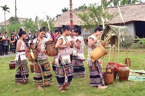 Dân làng lần lượt gùi các lễ vật cúng gồm: gà, vịt, rượu cần, lúa, bánh lá bày quanh cây nêu.