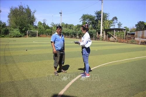 Anh Rơ Lan Bat, làng Bông, xã Ia Tiêm, huyện Chư Sê hối hận khi cho thuê rẫy cà phê để lấy tiền đầu tư sân bóng đá. Ảnh: Hồng Điệp - TTXVN Anh Rơ Lan Bat, làng Bông, xã Ia Tiêm, huyện Chư Sê hối hận khi cho thuê rẫy cà phê để lấy tiền đầu tư sân bóng đá. Ảnh: Hồng Điệp - TTXVN