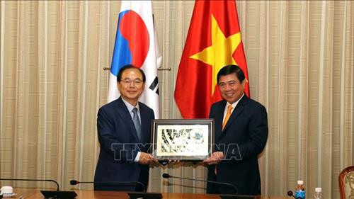 Ông Nguyễn Thành Phong và ông Oh Keo-don (trái) tại buổi tiếp. Ảnh: Xuân Khu-TTXVN