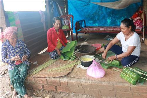Người Khmer ở xã Lộc Phú, huyện Lộc Ninh (Bình Phước) gói bánh chuẩn bị đón Tết cổ truyền Chôl Chnăm Thmây. Ảnh: K GỬIH - TTXVN Người dân ấp Bù Nồm cùng nhau chia thịt trong ngày Tết. Ảnh: K GỬIH -TTXVN Người dân ấp Bù Nồm múa hát trong ngày Tết. Ảnh: K GỬIH -TTXVN Người Khmer ở xã Lộc Phú, huyện Lộc Ninh (Bình Phước) gói bánh chuẩn bị đón Tết cổ truyền Chôl Chnăm Thmây. Ảnh: K GỬIH - TTXVN Người dân ấp Bù Nồm cùng nhau chia thịt trong ngày Tết. Ảnh: K GỬIH -TTXVN Người dân ấp Bù Nồm múa hát trong ngày Tết. Ảnh: K GỬIH -TTXVN