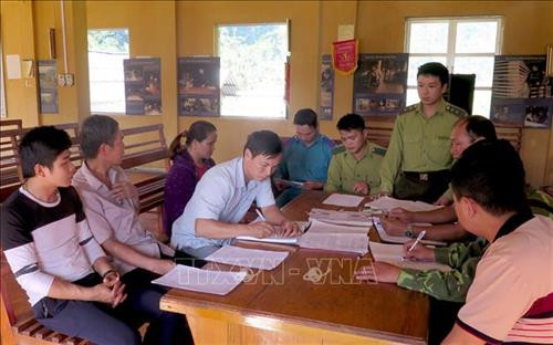 Lực lượng kiểm lâm Hạt kiểm lâm huyện Lâm Bình tuyên truyền về Luật bảo vệ rừng thông qua các buổi sinh hoạt động cộng đồng. Ảnh: Văn Tý - TTXVN Lực lượng kiểm lâm Hạt kiểm lâm huyện Lâm Bình tuyên truyền về Luật bảo vệ rừng thông qua các buổi sinh hoạt động cộng đồng. Ảnh: Văn Tý - TTXVN