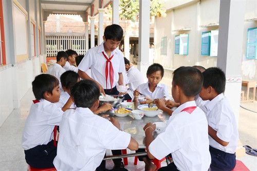 Bữa cơm chiều của các em tại chùa. Bữa cơm chiều của các em tại chùa.