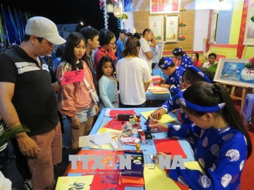 Hoạt động viết chữ thư pháp tại Ngày hội. Ảnh: Ánh Tuyết - TTXVN Hoạt động viết chữ thư pháp tại Ngày hội. Ảnh: Ánh Tuyết - TTXVN