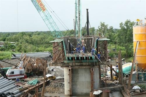 Một số hình ảnh xây dựng cầu Hòa Trung- một trong những cầu cuối cùng thông mạch đường Hồ Chí Minh ảnh 8
