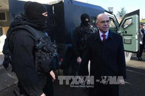 Ảnh (tư liệu): Bộ trưởng Nội vụ Pháp Bernard Cazeneuve (phải) chỉ đạo công tác an ninh tại trường quốc gia Saint-Cyr ở Saint-Cyr-au-Mont-d'Or ngày 15/1. AFP/TTXVN