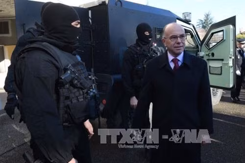 Ảnh (tư liệu): Bộ trưởng Nội vụ Pháp Bernard Cazeneuve (phải) chỉ đạo công tác an ninh tại trường quốc gia Saint-Cyr ở Saint-Cyr-au-Mont-d'Or ngày 15/1. AFP/TTXVN