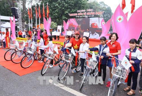 Ban Tổ chức tặng xe đạp cho các em học sinh của thành phố Hà Nội vượt khó vươn lên trong học tập. Ảnh: Quang Quyết-TTXVN Ban Tổ chức tặng xe đạp cho các em học sinh của thành phố Hà Nội vượt khó vươn lên trong học tập. Ảnh: Quang Quyết-TTXVN