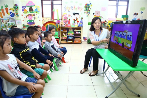 Giúp trẻ làm quen với việc dạy học trên các đồ công nghệ cao. Ảnh: Minh Quyết – TTXVN