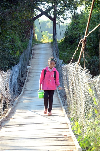 Chiếc cặp lồng cơm đã theo em Y Mai Ly Thuấn, học sinh lớp 5, Trường tiểu học Đăk Hà tới trường hàng ngày Chiếc cặp lồng cơm đã theo em Y Mai Ly Thuấn, học sinh lớp 5, Trường tiểu học Đăk Hà tới trường hàng ngày