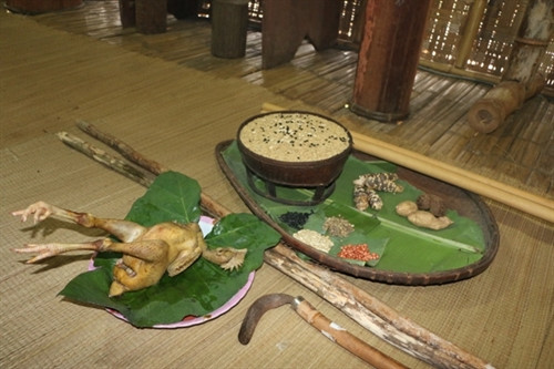 Lễ vật dâng cúng trong lễ cúng lúa giống của người Ê Đê. Lễ vật dâng cúng trong lễ cúng lúa giống của người Ê Đê.