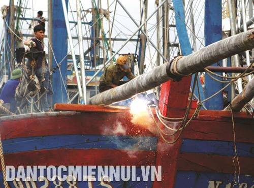 Sửa chữa những hư hỏng trên tàu trước khi tiếp tục vươn khơi