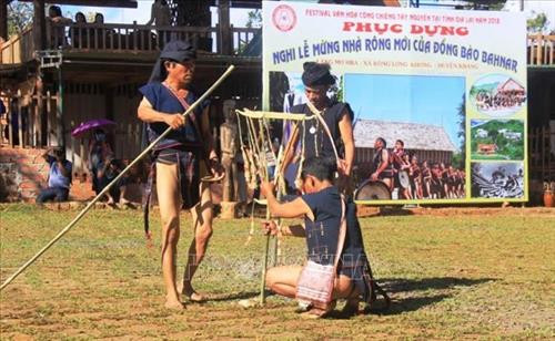 Già làng thực hiện các nghi lễ Khánh thành Nhà Rông mới. Ảnh: Hồng Điệp - TTXVN Già làng thực hiện các nghi lễ Khánh thành Nhà Rông mới. Ảnh: Hồng Điệp - TTXVN