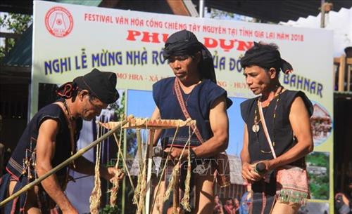 Già làng thực hiện các nghi lễ Khánh thành Nhà Rông mới. Ảnh: Hồng Điệp - TTXVN Già làng thực hiện các nghi lễ Khánh thành Nhà Rông mới. Ảnh: Hồng Điệp - TTXVN