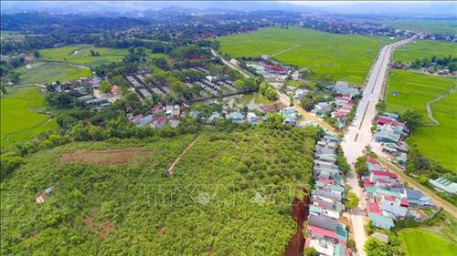 Đồi Độc Lập nằm bên đường Quốc lộ 12. Ảnh: Xuân Tư – TTXVN Đồi Độc Lập nằm bên đường Quốc lộ 12. Ảnh: Xuân Tư – TTXVN