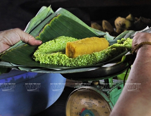 Bánh được cân cho đúng trọng lượng.