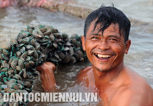 "... Do địa lý thiên nhiên độc đáo và xuất phát từ những con người có cuộc đời độc đáo nên người An Biên (Miệt Thứ) có đặc điểm tính cách cơ bản là “ăn thua đủ”: Một mất một còn với kẻ thù; ngang tàng, ngạo nghễ với gian khổ, khó khăn; rộng rãi, vị tha với kẻ biết phục thiện; hiếu khách, đùm bọc cưu mang người mới đến; chết sống có nhau với bạn bè, đồng chí…" (Nhà văn Anh Động)