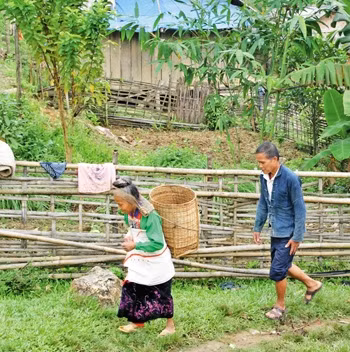 Lấy lúa mới về, dù mệt thì ma lảm cũng phải tự tay giã gạo, sàng sẩy, để có gạo nấu cơm, vì đây là công việc của người mẹ lúa phải làm