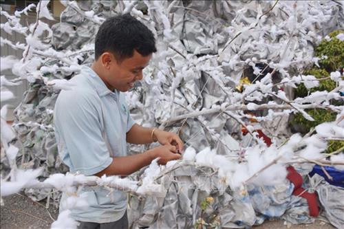 Giáo dân giáo xứ Mẫu Tâm - nơi có hơn 1.500 giáo dân đều là dân tộc Ê Đê đang tỉ mỉ trang trí, chuẩn bị các tiểu mục cho hang đá tại nhà thờ giáo xứ. Ảnh: Hoài Thu - TTXVN Giáo dân giáo xứ Mẫu Tâm - nơi có hơn 1.500 giáo dân đều là dân tộc Ê Đê đang tỉ mỉ trang trí, chuẩn bị các tiểu mục cho hang đá tại nhà thờ giáo xứ. Ảnh: Hoài Thu - TTXVN