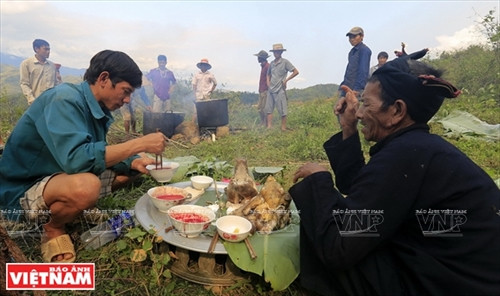 Cận cảnh mâm lễ vật cúng bản của người Cống. Mâm lễ vật này được chuẩn bị ở nhà thày mo. Thày mo làm lễ tại nhà trước khi lên vùng đất linh thiêng để làm lễ cúng bản. Người Cống rời nhà thày mo cùng lễ vật dâng lên hai vị thần nước và thần rừng. Ngoài đồ lễ được thày mo chuẩn bị, họ cũng mang theo gạo, gà và lợn để tế thần linh. Người Cống phát quang khu đất thiêng nơi có nguồn nước dẫn về bản. Trước khi làm lễ, trai bản dựng ngôi nhà nhỏ để đón thần linh về chứng kiến lễ cúng của họ. Thày mo đọc bài khấn đầu tiên trong lễ cúng để mời thần linh về cho dân bản làm lễ. Thày mo giết gà làm vật tế cầu vị thần linh che chở cho bản làng của họ được an lành. C huẩn bị đồ chín để cúng tạ ơn các vị thần. Trai bản giúp thày mo chuẩn bị lễ vật để làm lễ cúng. Thày mo rót rượu mời các vị thần sau khi thực hiện xong bài khấn. Xem bói từ gan là phần rất quan trọng của lễ cúng bản. Qua những đặc điểm của lá ga vừa tế thần, thày mo sẽ nói cho dân bản về kết quả của buổi lễ. Lễ cúng bản của người Cống chỉ dành cho đàn ông. Họ sẽ ăn uống theo cách thức cổ xưa như ông bà tổ tiên của họ ngay tại vùng đất thiêng của bản. Dấu hiệu cấm bản của người Cống. Từ lúc những “chiếc khiêng” này được cắm xuống, bản Nậm Pục sẽ nội bất xuất ngoại bất nhập. Cận cảnh mâm lễ vật cúng bản của người Cống. Mâm lễ vật này được chuẩn bị ở nhà thày mo. Thày mo làm lễ tại nhà trước khi lên vùng đất linh thiêng để làm lễ cúng bản. Người Cống rời nhà thày mo cùng lễ vật dâng lên hai vị thần nước và thần rừng. Ngoài đồ lễ được thày mo chuẩn bị, họ cũng mang theo gạo, gà và lợn để tế thần linh. Người Cống phát quang khu đất thiêng nơi có nguồn nước dẫn về bản. Trước khi làm lễ, trai bản dựng ngôi nhà nhỏ để đón thần linh về chứng kiến lễ cúng của họ. Thày mo đọc bài khấn đầu tiên trong lễ cúng để mời thần linh về cho dân bản làm lễ. Thày mo giết gà làm vật tế cầu vị thần linh che chở cho bản làng của họ được an lành. C huẩn bị đồ chín để cúng tạ ơn các vị thần. Trai bản giúp thày mo chuẩn bị lễ vật để làm lễ cúng. Thày mo rót rượu mời các vị thần sau khi thực hiện xong bài khấn. Xem bói từ gan là phần rất quan trọng của lễ cúng bản. Qua những đặc điểm của lá ga vừa tế thần, thày mo sẽ nói cho dân bản về kết quả của buổi lễ. Lễ cúng bản của người Cống chỉ dành cho đàn ông. Họ sẽ ăn uống theo cách thức cổ xưa như ông bà tổ tiên của họ ngay tại vùng đất thiêng của bản. Dấu hiệu cấm bản của người Cống. Từ lúc những “chiếc khiêng” này được cắm xuống, bản Nậm Pục sẽ nội bất xuất ngoại bất nhập.