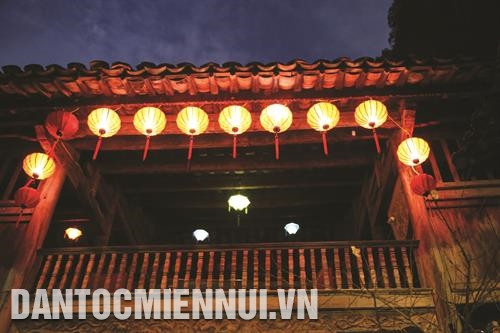 Phố cổ Đồng Văn trở nên thi vị hơn vào những đêm Rằm khi cả khu phố rực sáng trong sắc đỏ của những chiếc đèn lồng