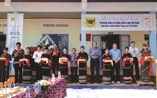 Trường tiểu học Lê Hồng Phong được trang bị máy vi tính giúp phổ cập tin học cho học sinh trong xã Trường tiểu học Lê Hồng Phong được trang bị máy vi tính giúp phổ cập tin học cho học sinh trong xã